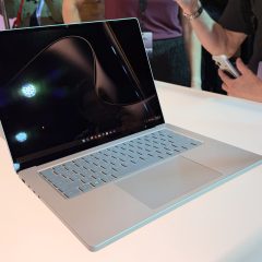 Surface Laptop Ultra thực tế trên bàn trải nghiệm tại sự kiện ra mắt