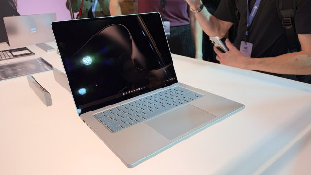 Surface Laptop Ultra thực tế trên bàn trải nghiệm tại sự kiện ra mắt