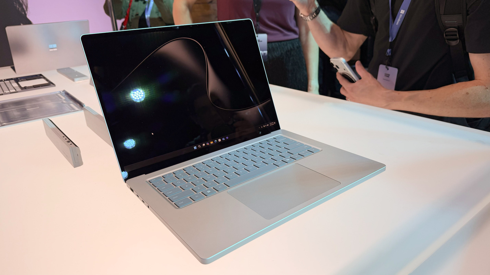 Surface Laptop Ultra thực tế trên bàn trải nghiệm tại sự kiện ra mắt