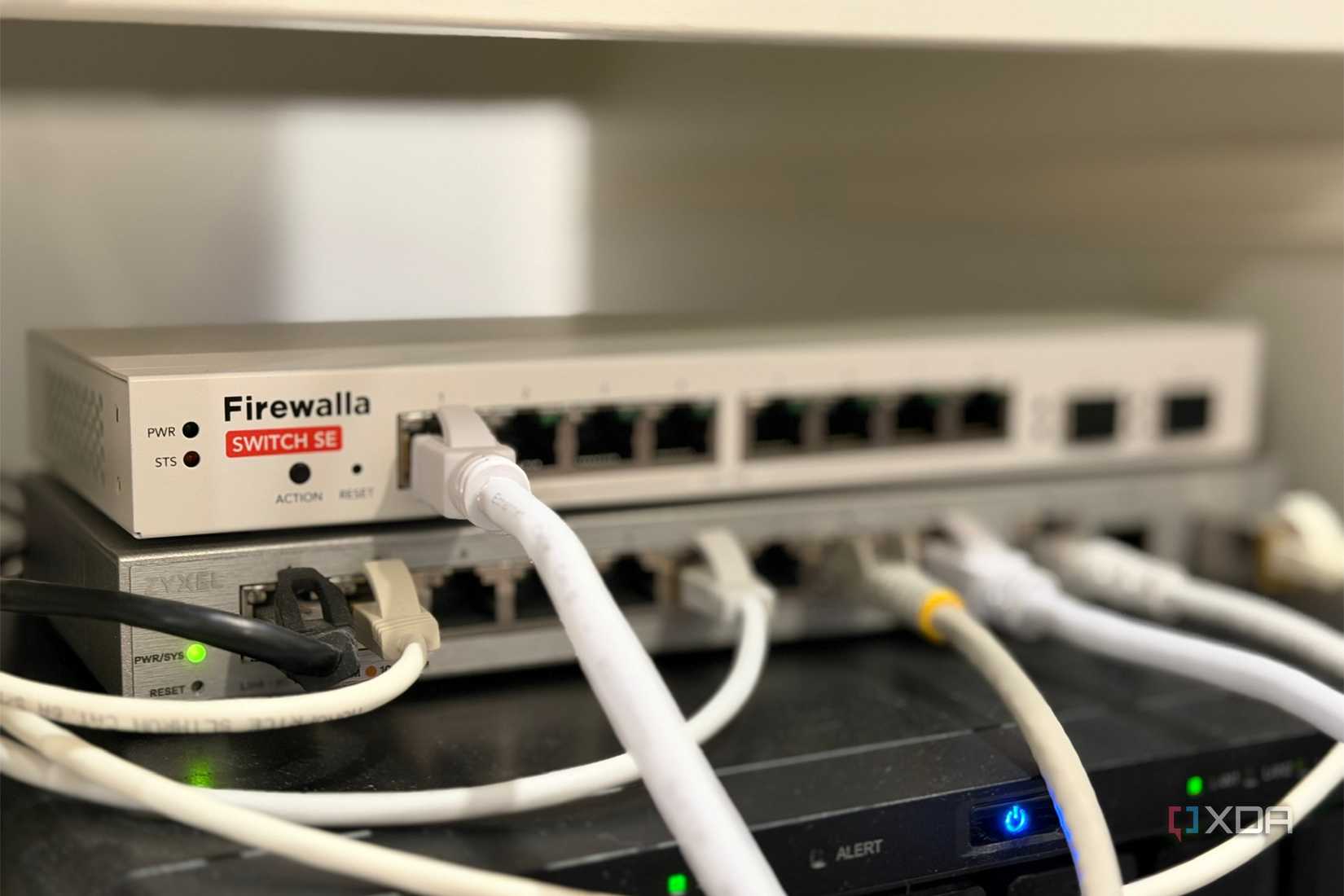 Các switch mạng xếp chồng với dây Ethernet