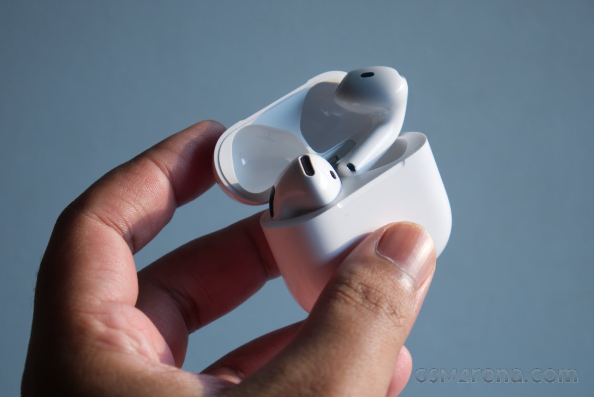 Tai nghe AirPods 5 trong hộp sạc nhìn từ góc nghiêng