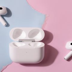 Tai nghe AirPods và hộp sạc mở nắp trên nền hồng xanh