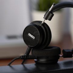 Tai nghe Grado Signature S150 đặt trên bàn đen