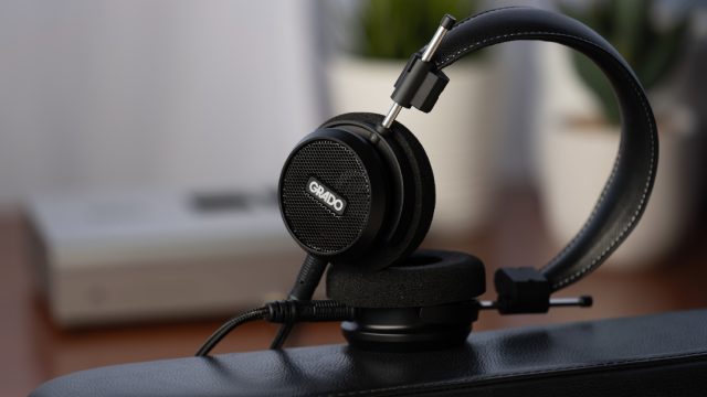 Tai nghe Grado Signature S150 đặt trên bàn đen