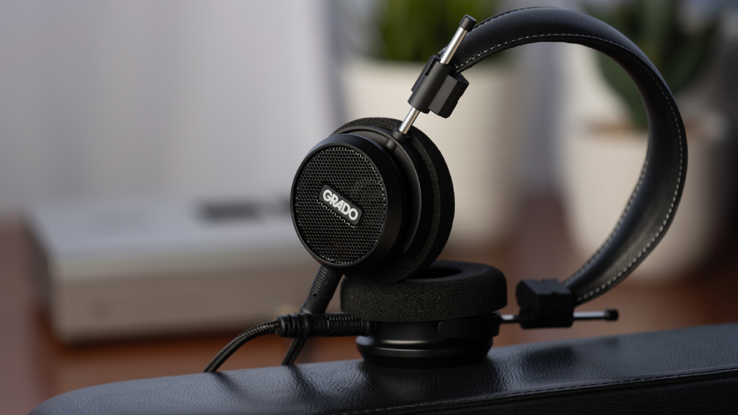 Tai nghe Grado Signature S150 đặt trên bàn đen