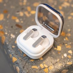 Tai nghe Samsung Galaxy Buds 4 Pro màu trắng đặt trong hộp sạc mở nắp