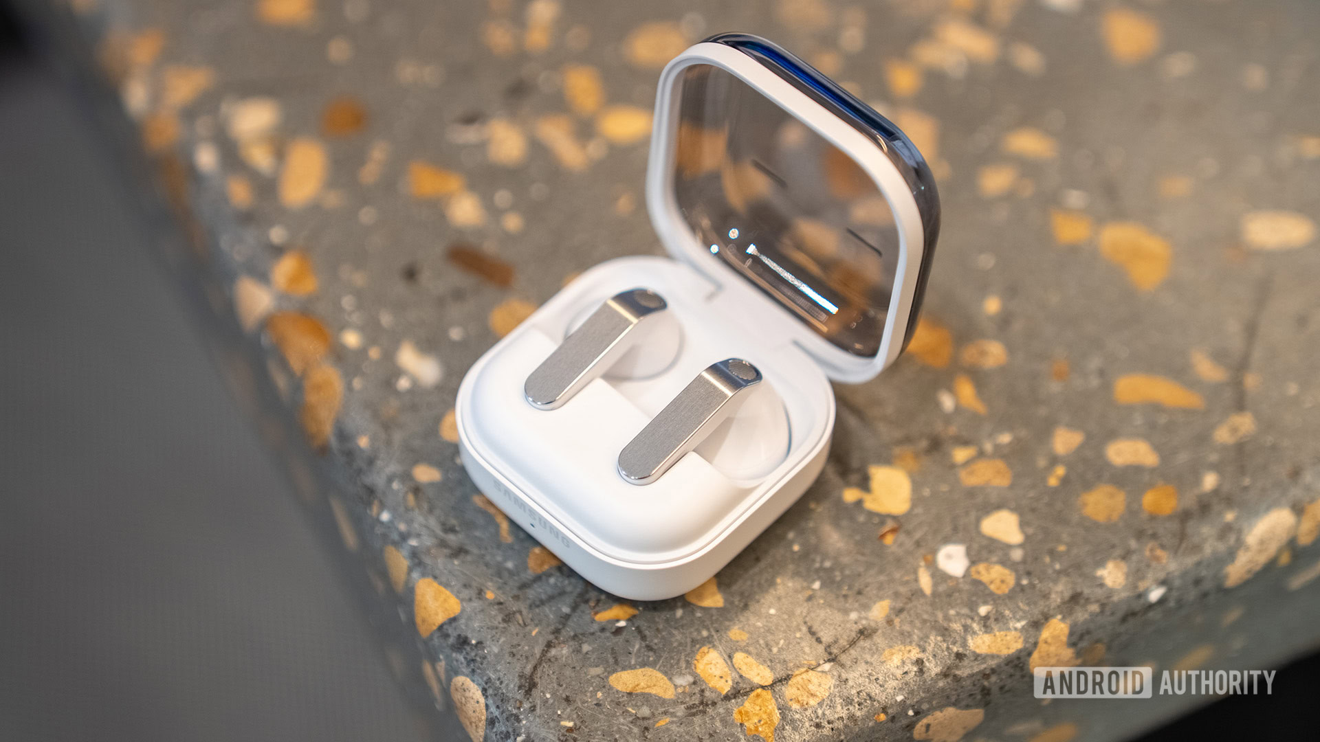 Tai nghe Samsung Galaxy Buds 4 Pro màu trắng đặt trong hộp sạc mở nắp