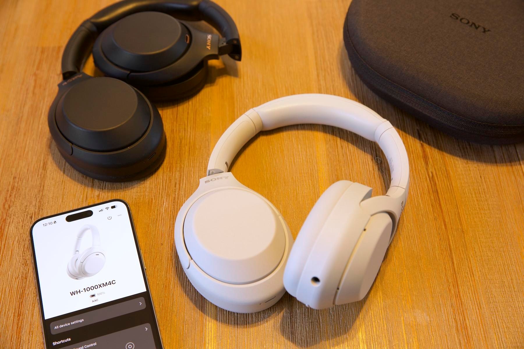 Tai nghe Sony WH-1000XM4C màu trắng đặt cạnh WH-1000XM4 màu đen