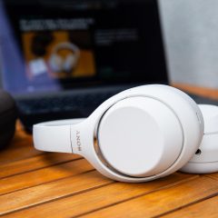 Tai nghe Sony WH-1000XM4C màu trắng nhìn nghiêng trên bàn