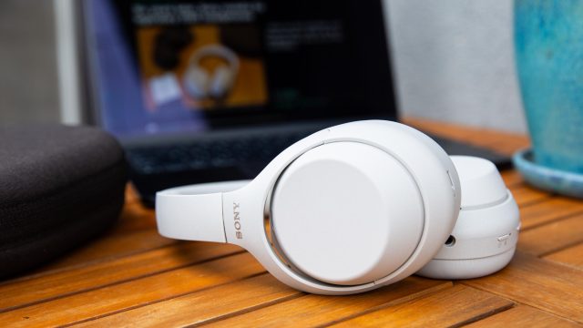 Tai nghe Sony WH-1000XM4C màu trắng nhìn nghiêng trên bàn