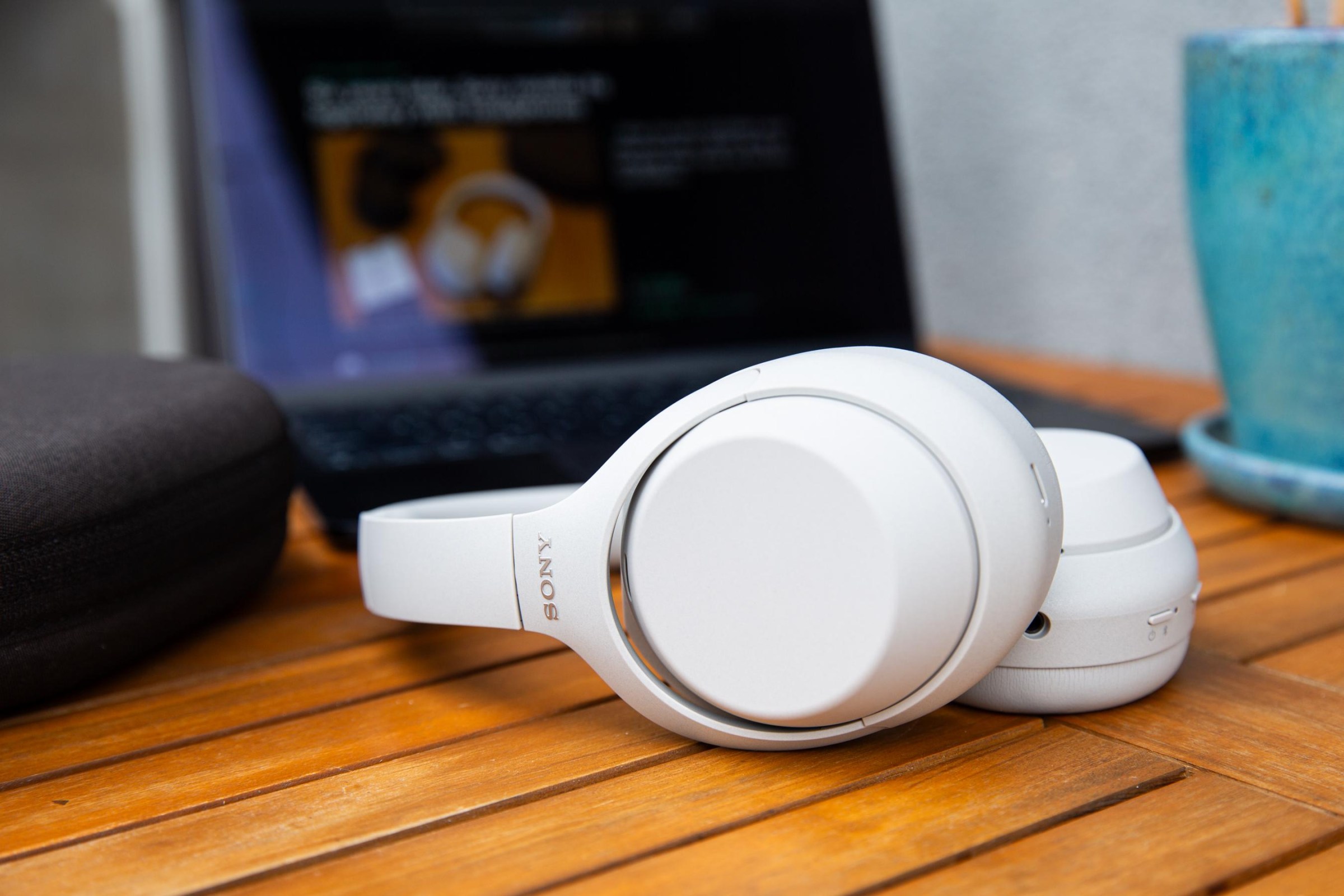 Tai nghe Sony WH-1000XM4C màu trắng nhìn nghiêng trên bàn