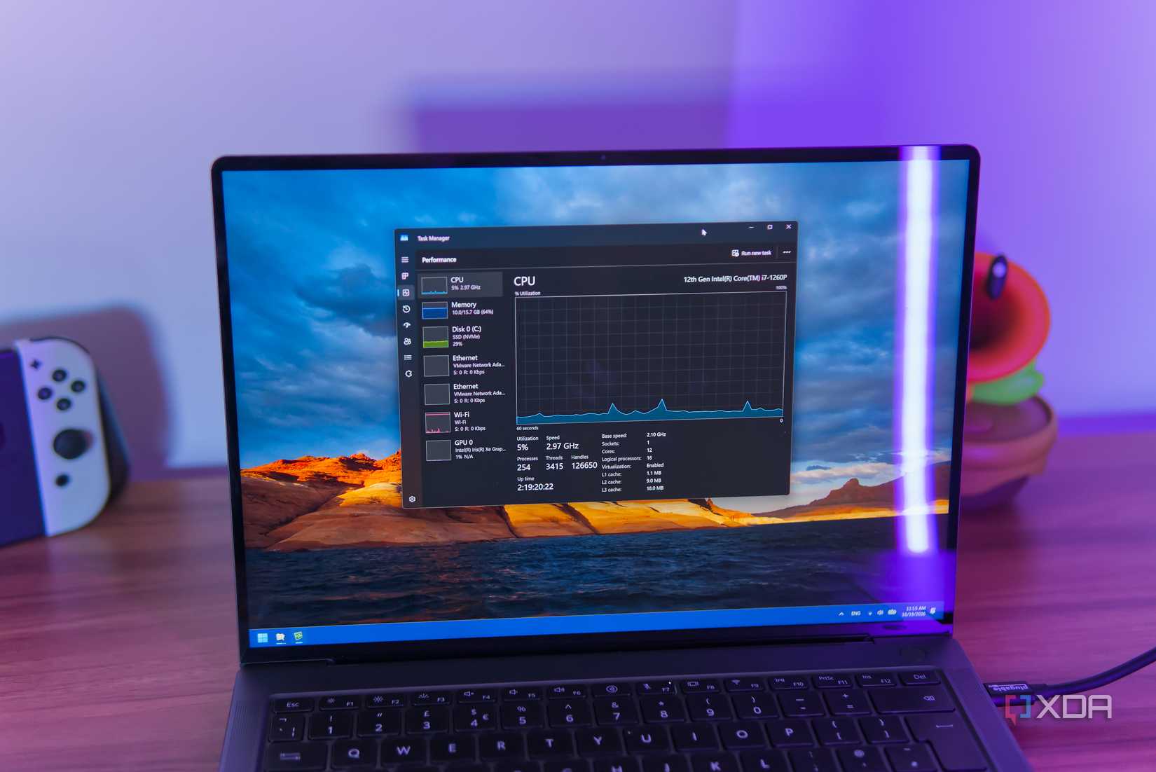 Task Manager trên laptop Windows 11 ghi mức CPU 5% với ổ đĩa SSD khi máy đang chạy.