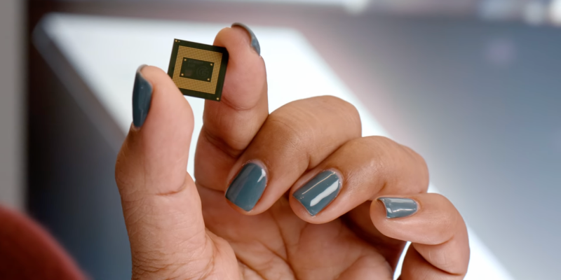 Bàn tay cầm chip Google Tensor