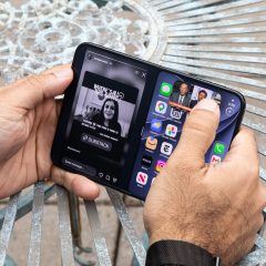 Tay cầm iPhone Duo gập khi dùng màn ngoài.