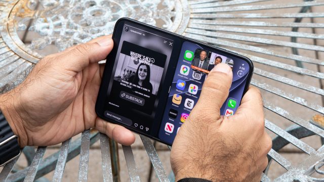 Tay cầm iPhone Duo gập khi dùng màn ngoài.