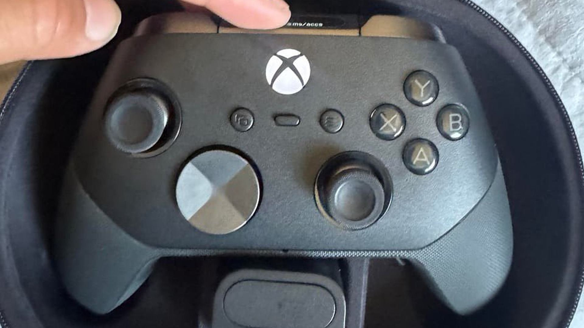 Tay cầm Xbox Elite Series 2 nằm trong hộp