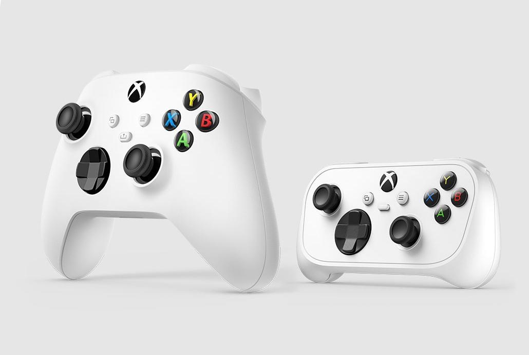 Tay cầm Xbox Nano màu trắng trên nền xanh.