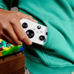 Tay cầm Xbox Nano màu trắng, thiết kế nhỏ gọn cho người có bàn tay nhỏ và chơi khi di chuyển.