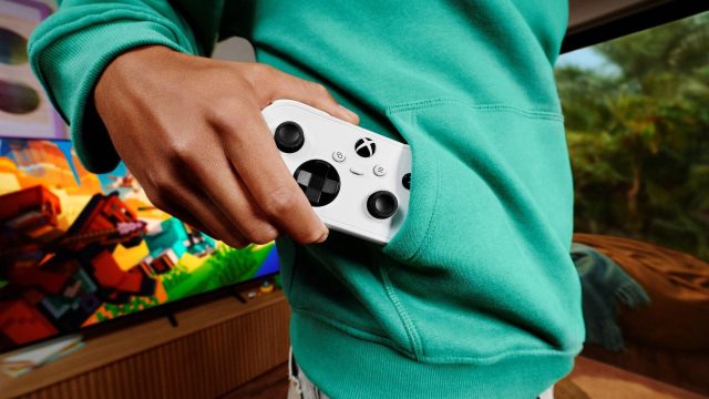 Tay cầm Xbox Nano màu trắng, thiết kế nhỏ gọn cho người có bàn tay nhỏ và chơi khi di chuyển.
