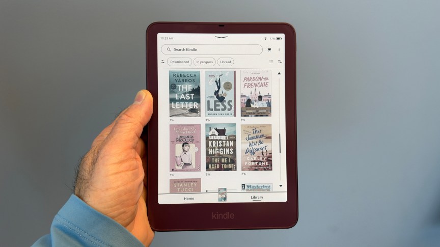 Trên tay Kindle Colorsoft màu Fig