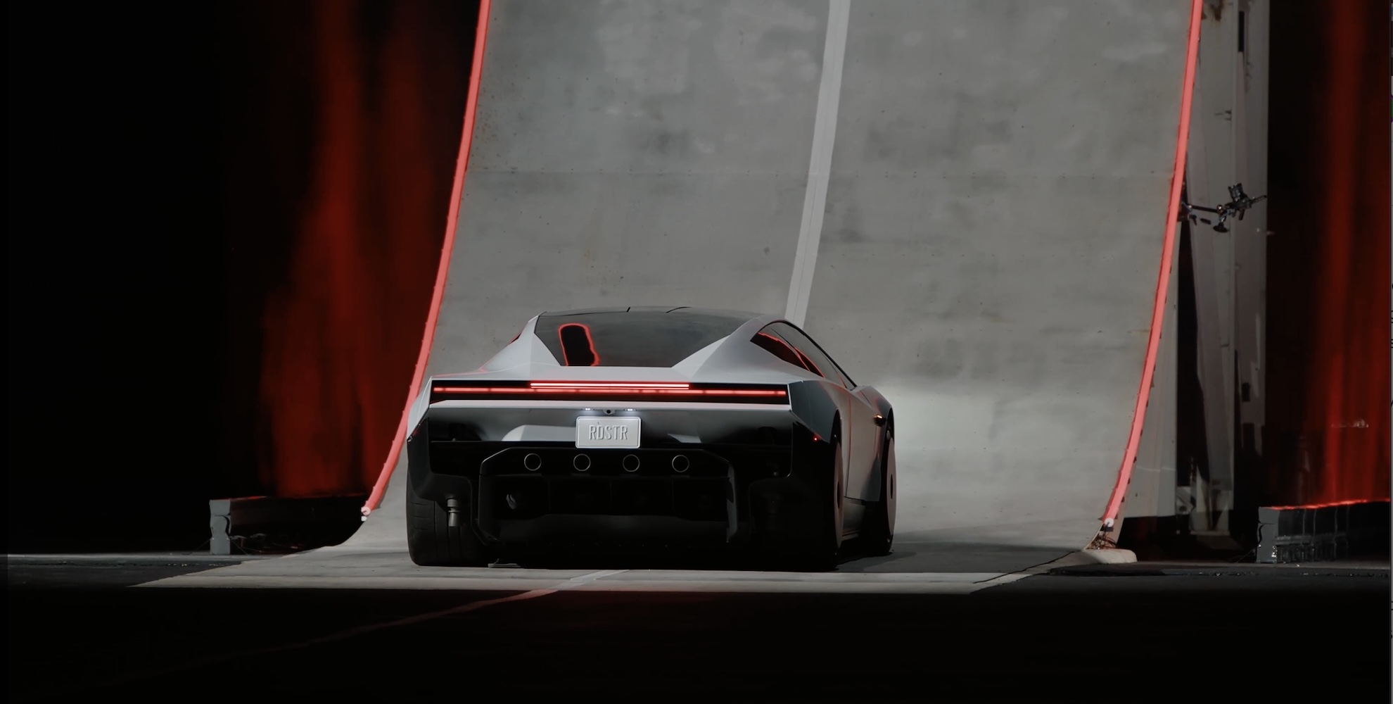 Tesla Roadster chạy trên đoạn dốc dựng đứng tại sự kiện