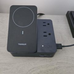 TESSAN Magic màu đen với hai ổ AC trên mặt và cổng USB phía trước