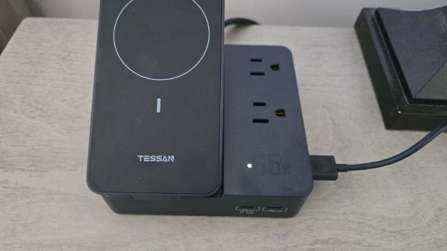TESSAN Magic màu đen với hai ổ AC trên mặt và cổng USB phía trước