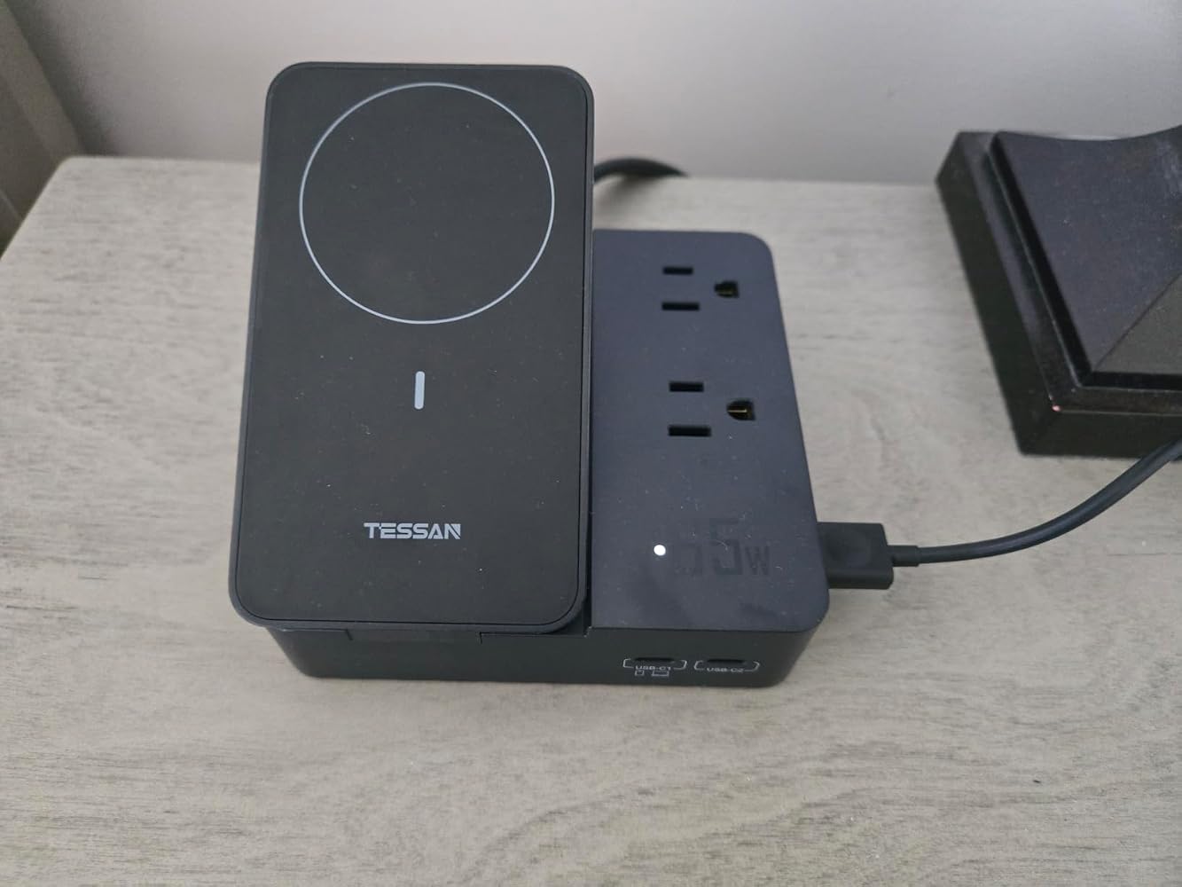 TESSAN Magic màu đen với hai ổ AC trên mặt và cổng USB phía trước