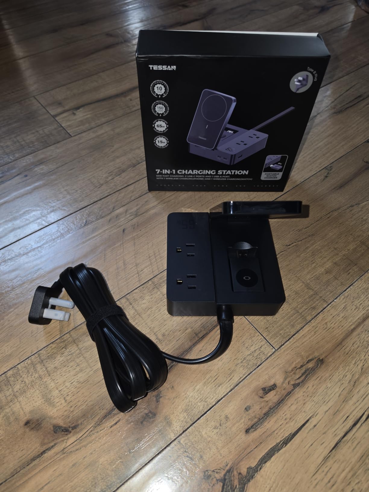 TESSAN Magic mở giá đỡ điện thoại, bên dưới là vị trí module đồng hồ