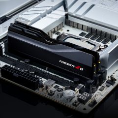 Thanh RAM G.Skill Trident Z5 DDR5 lắp trên bo mạch chủ máy tính.