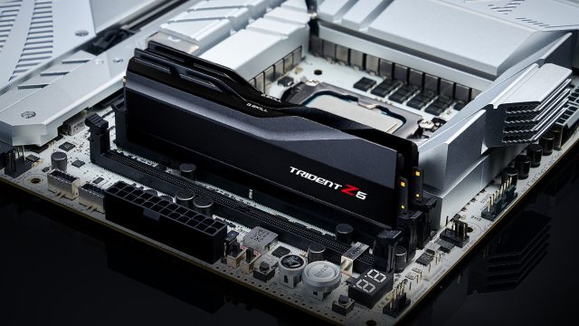 Thanh RAM G.Skill Trident Z5 DDR5 lắp trên bo mạch chủ máy tính.