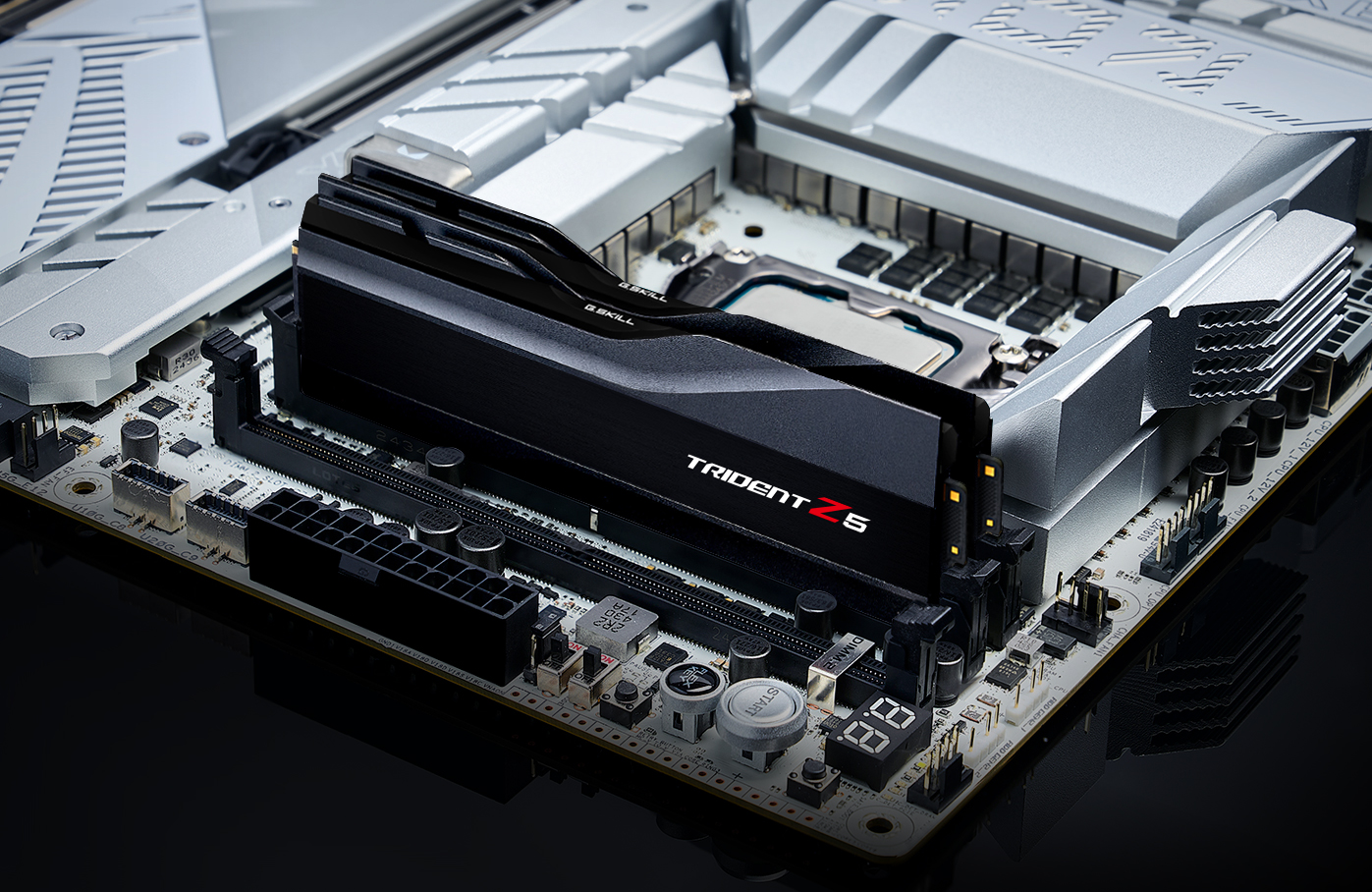 Thanh RAM G.Skill Trident Z5 DDR5 lắp trên bo mạch chủ máy tính.