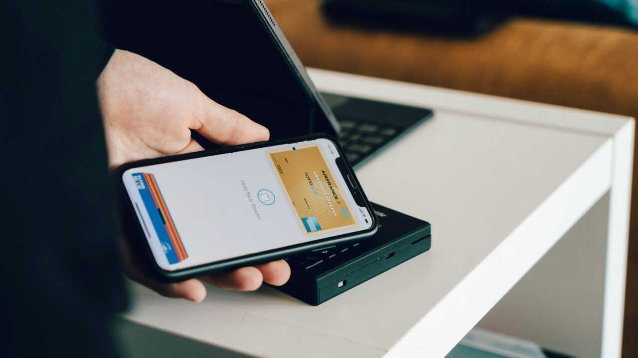 Thanh toán chạm trên iPhone phụ thuộc cả quyền truy cập NFC lẫn điều kiện để nhà cung cấp ví triển khai dịch vụ.