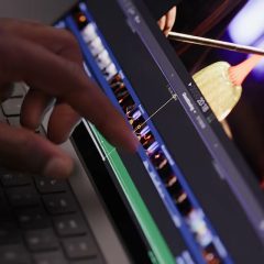 Thao tác chạm trên giao diện dựng video của MacBook Pro