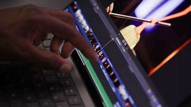 Thao tác chạm trên giao diện dựng video của MacBook Pro
