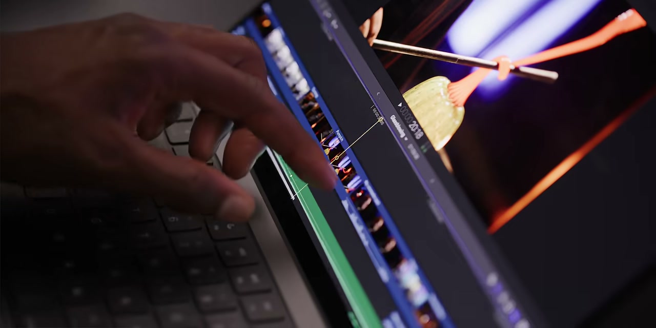 Thao tác chạm trên giao diện dựng video của MacBook Pro