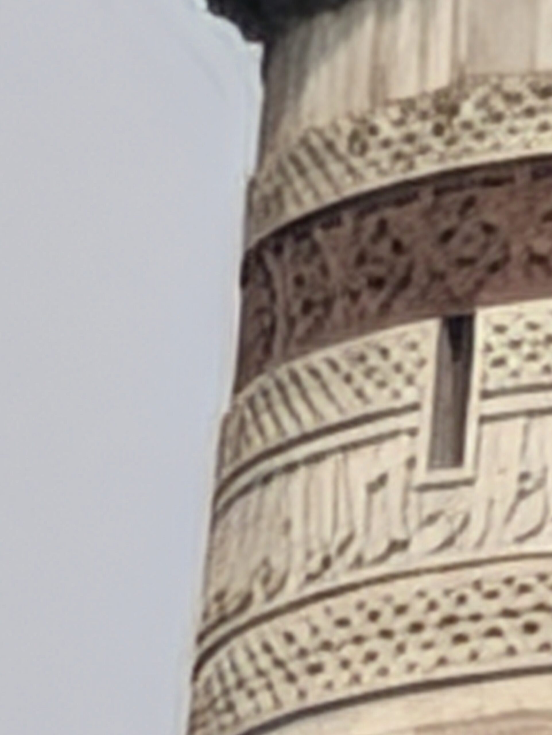 Tháp Qutub Minar ở 120x không qua xử lý AI sinh ảnh