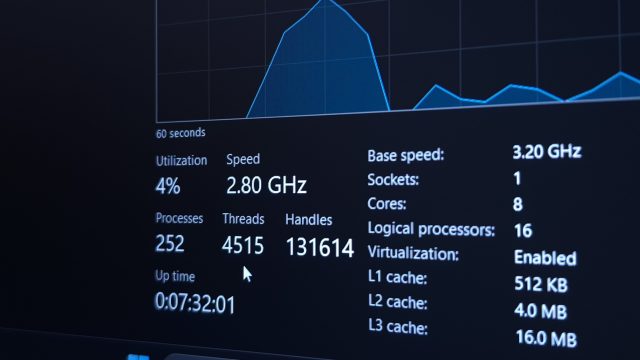 Thẻ Performance trong Task Manager hiển thị mức dùng CPU và số tiến trình.