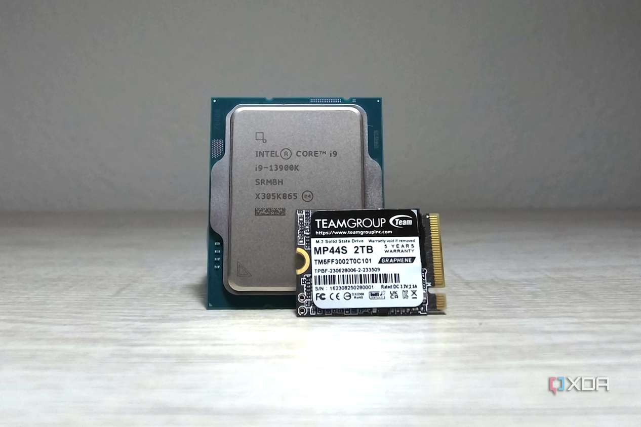 The Teamgroup MP44S next to the Intel Core i9-13900K.
