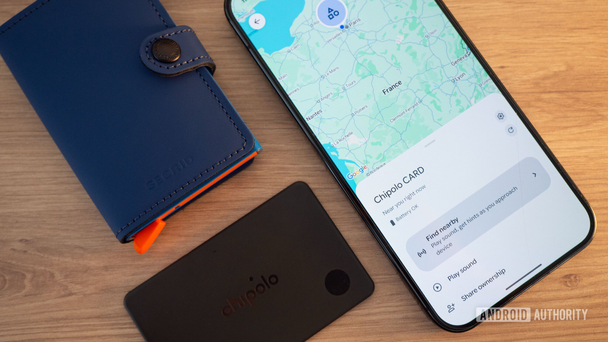 Thẻ theo dõi Chipolo CARD cạnh điện thoại Android hiển thị Find Hub
