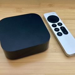 Thiết bị Apple TV 4K dạng hộp vuông màu đen