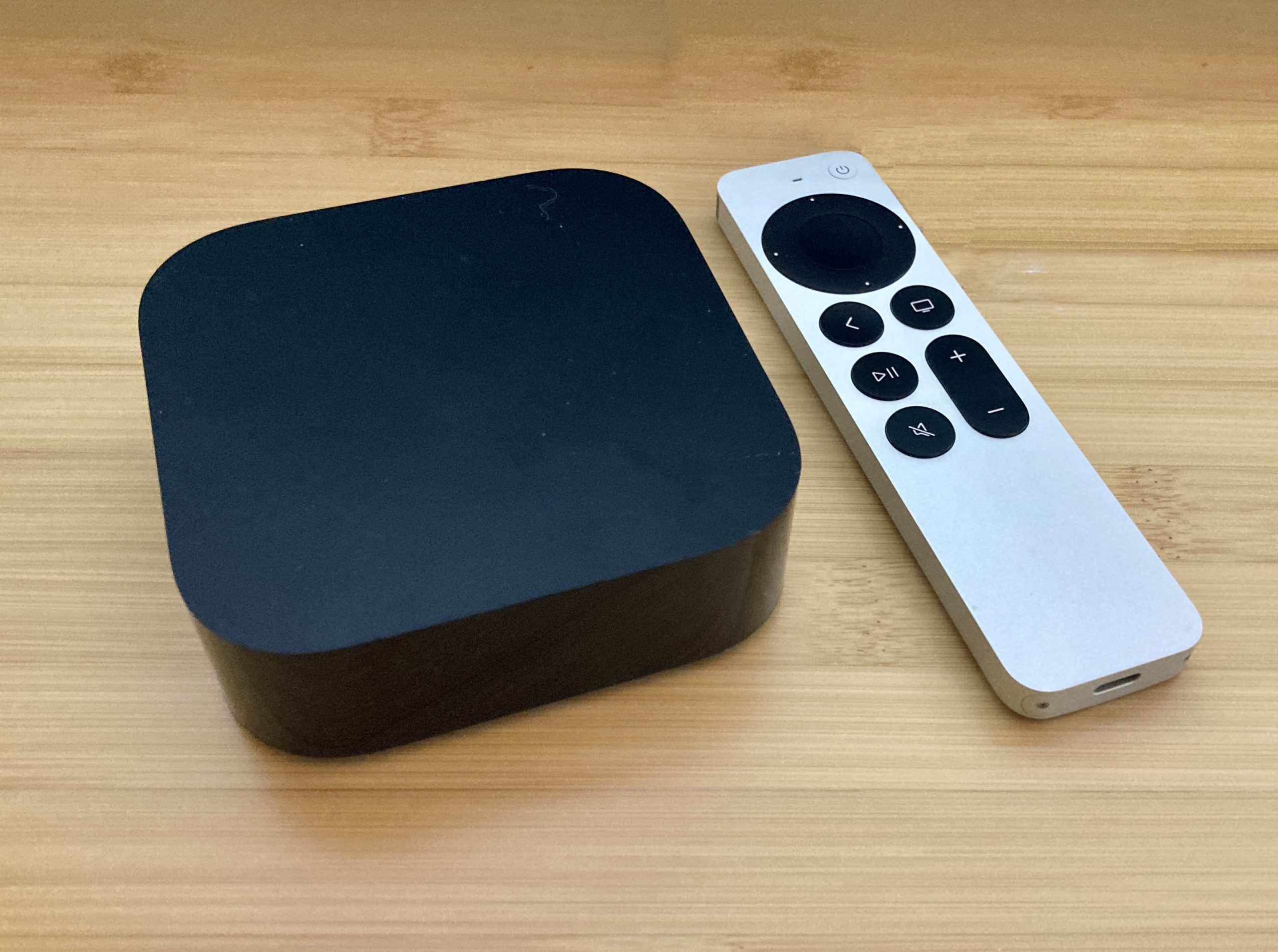 Thiết bị Apple TV 4K dạng hộp vuông màu đen