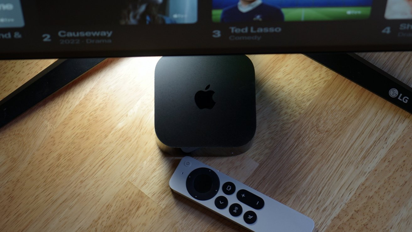 Thiết bị Apple TV 4K và điều khiển từ xa