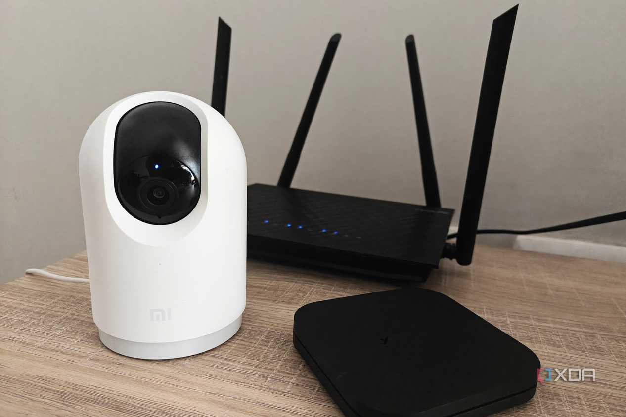 Thiết bị smart home trên bàn gồm camera và hộp TV