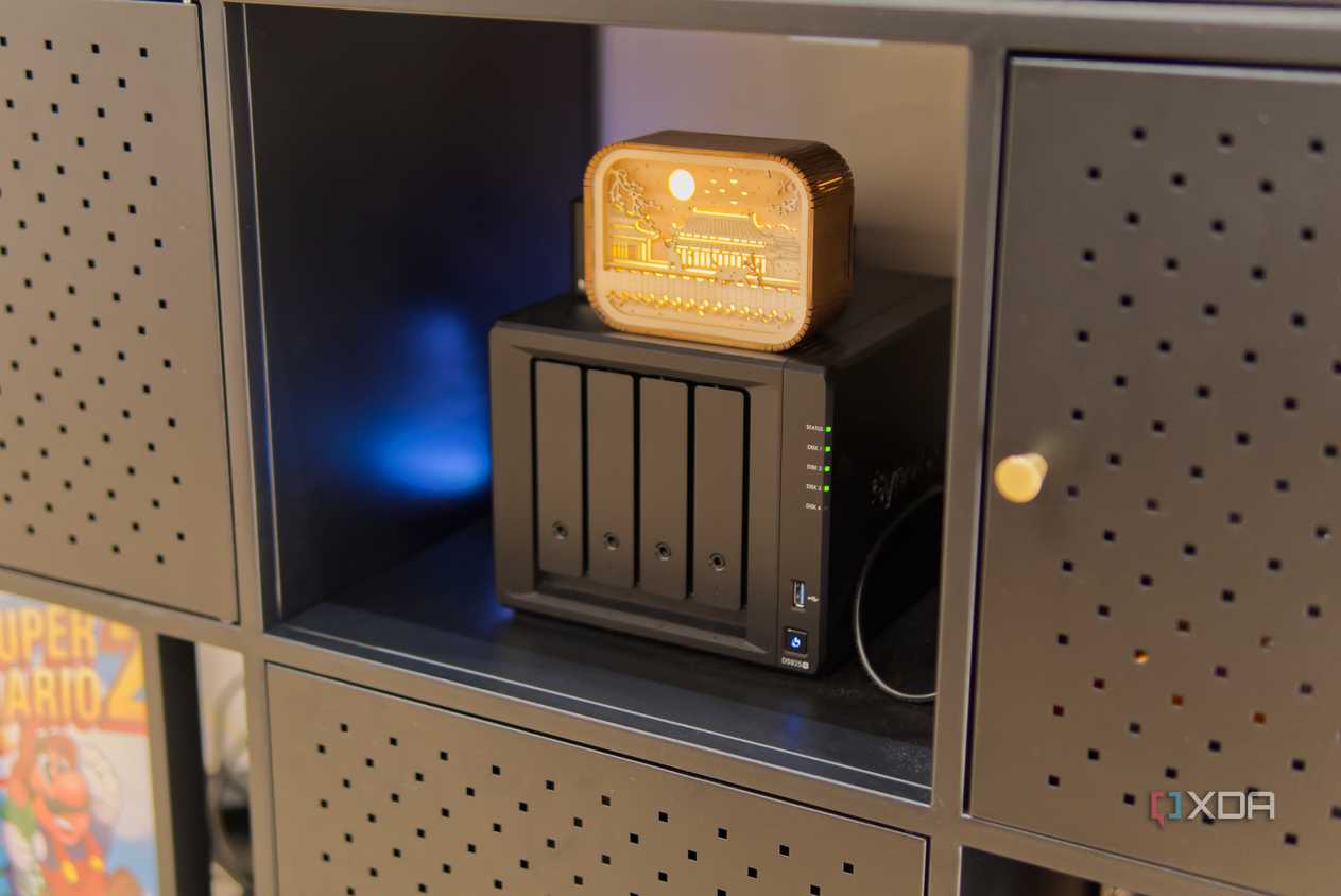 Thiết bị Synology DS925+ NAS đặt trên kệ