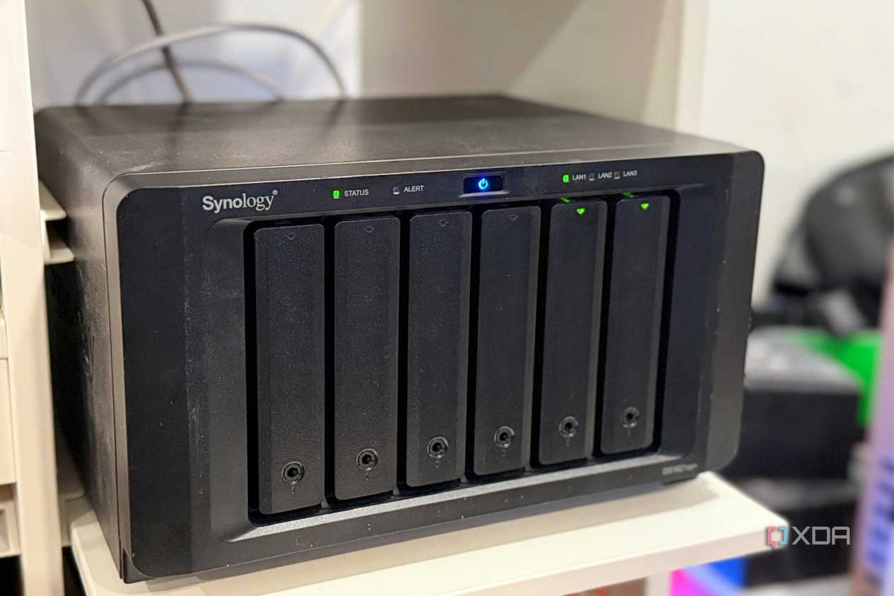 Thiết bị Synology NAS đặt trên kệ trong nhà