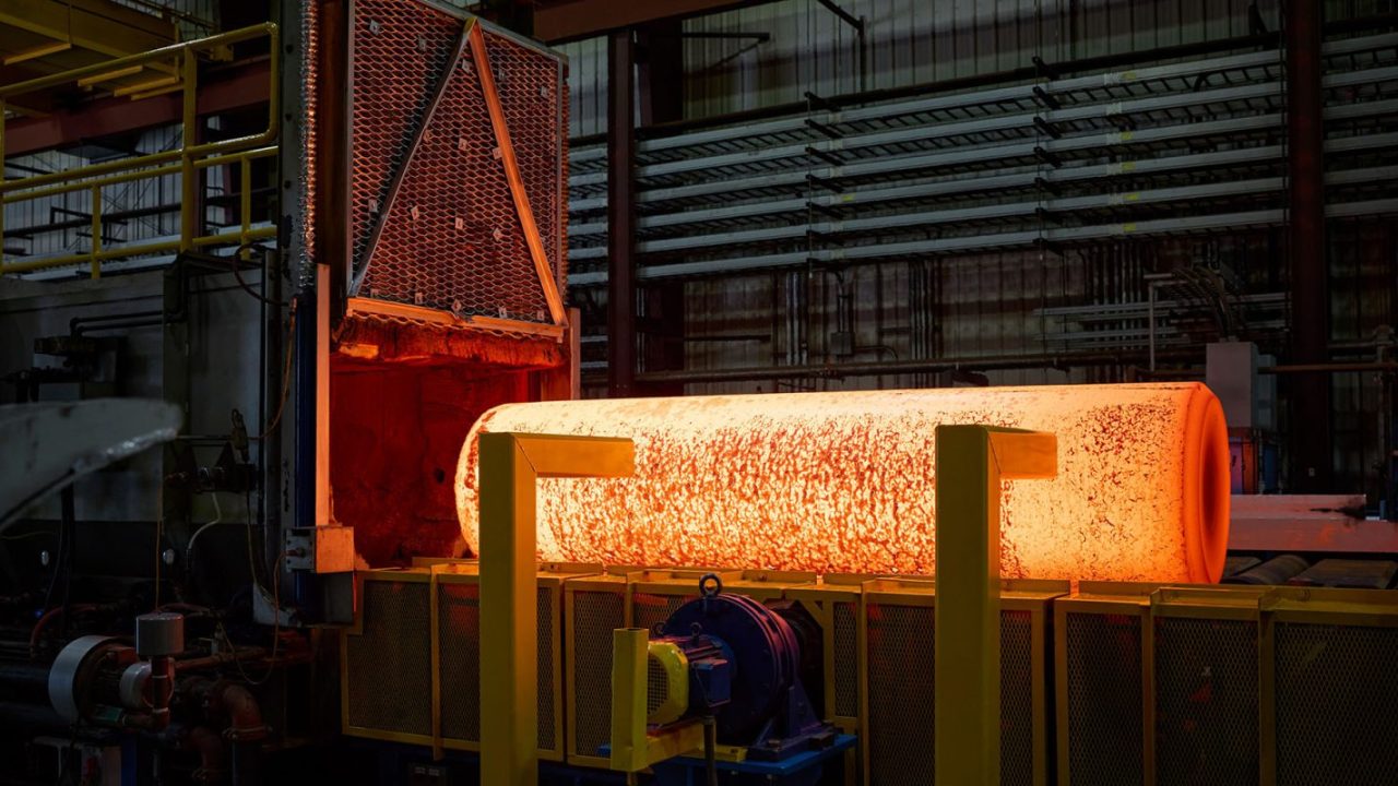 Thỏi titan nung nóng trên dây chuyền tại nhà máy Perryman Company