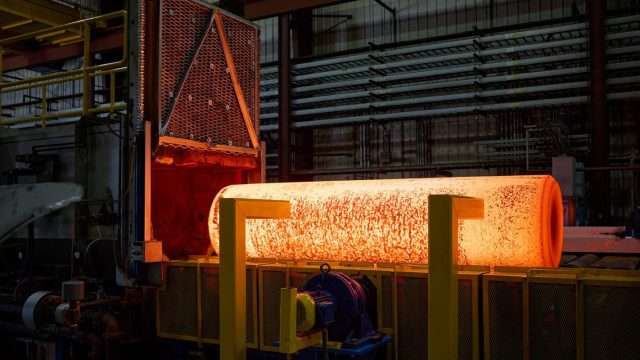 Thỏi titan nung nóng trên dây chuyền tại nhà máy Perryman Company
