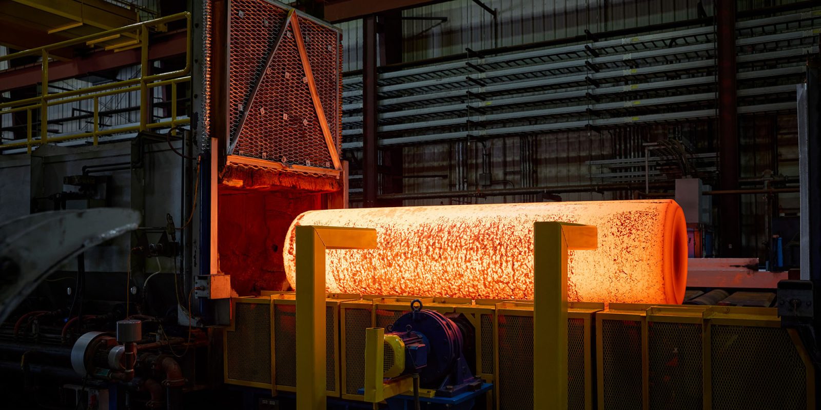Thỏi titan nung nóng trên dây chuyền tại nhà máy Perryman Company