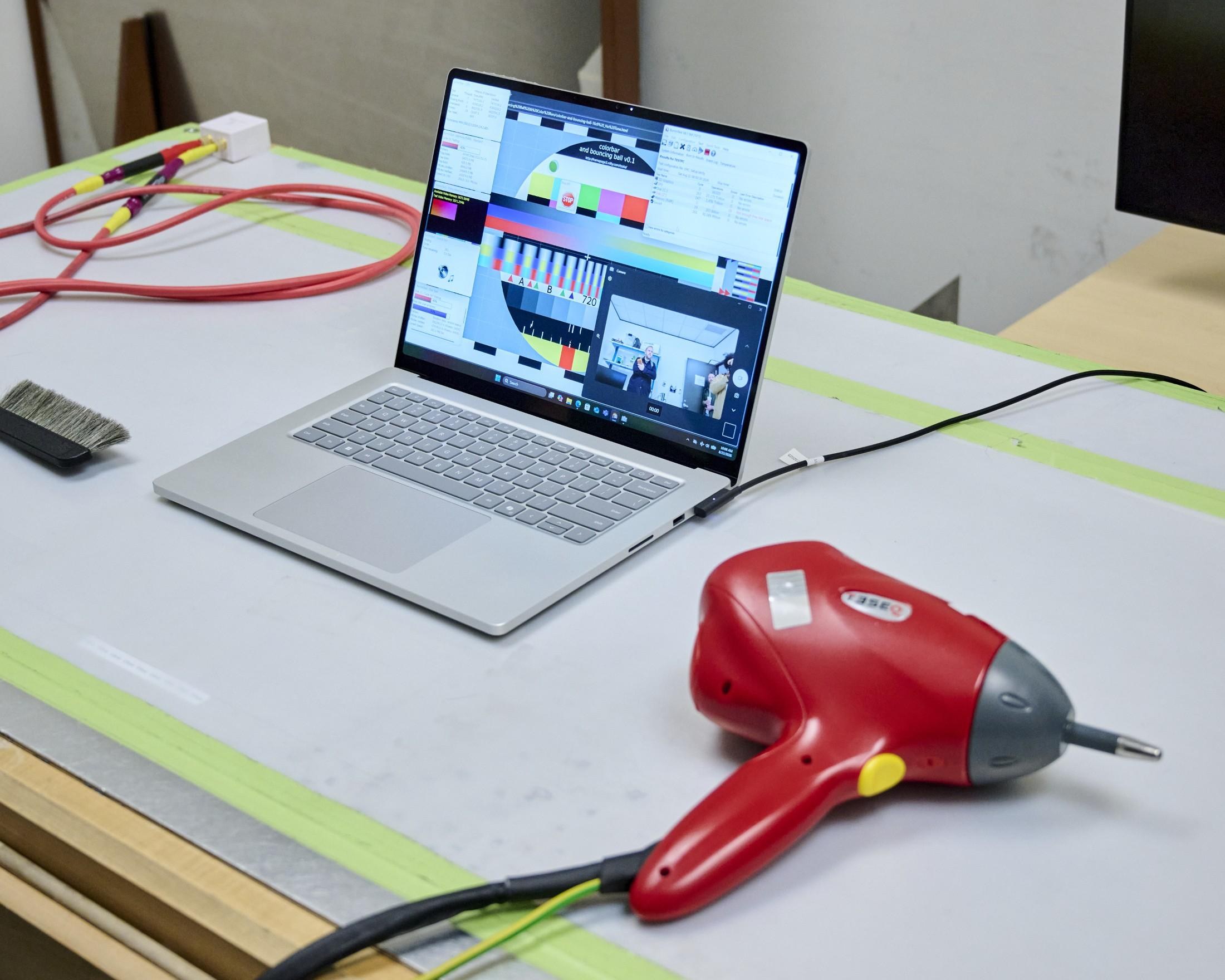 Thử phóng tĩnh điện đánh giá khả năng chịu tác động điện ngoài việc chạy ứng dụng.